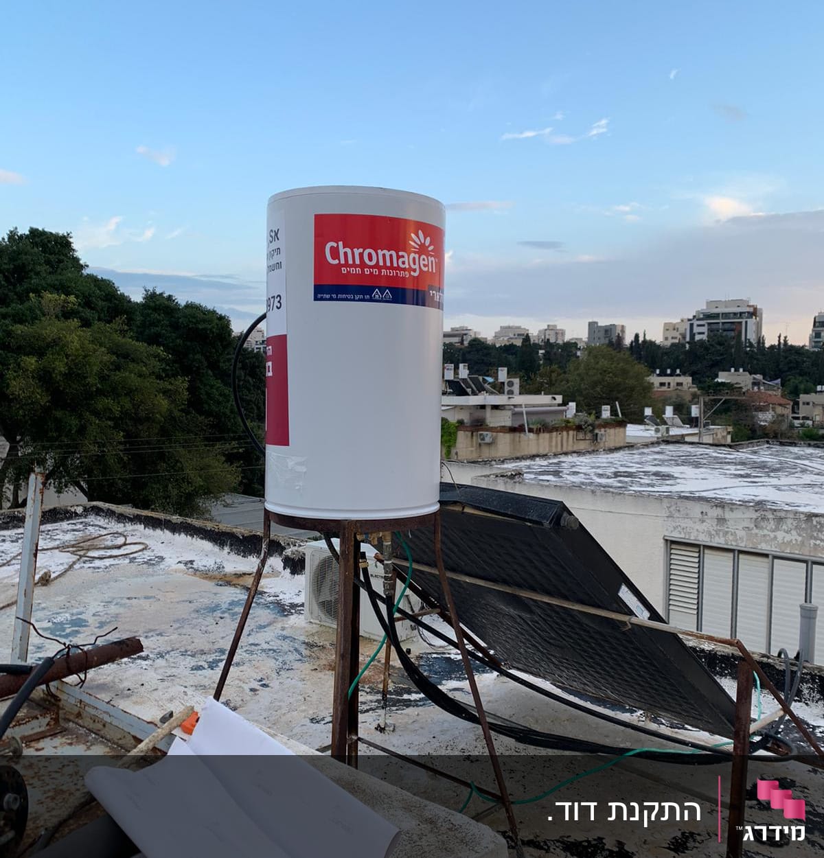 דוד שמש ומערכת קולטים על גג מבנה